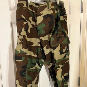 ARMY PANTS. MEDIUM SIZE BUT FIT LIKE LARGE OR XL. EXTREMELY COMFORTABLE